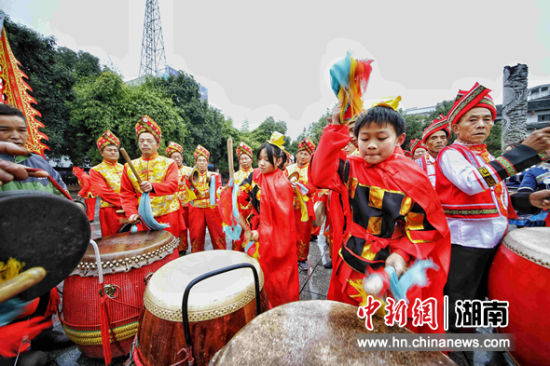 鼟锣文化是新晃县群众参与度最广的活动。 吴诗云 摄